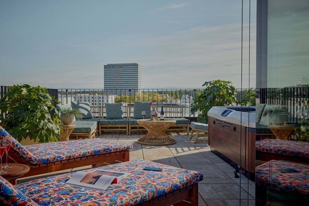 <p>Outdoor terrace with private jacuzzi: WunderLocke Penthouse Suite | WunderLocke, Munich </p>