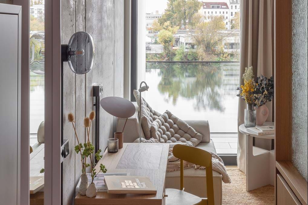 <p><a href="/en/berlin/locke-at-east-side-gallery">Locke at East Side Gallery</a> - <a href="/en/berlin/locke-at-east-side-gallery/living/river-suite">River View Suite</a>.</p>