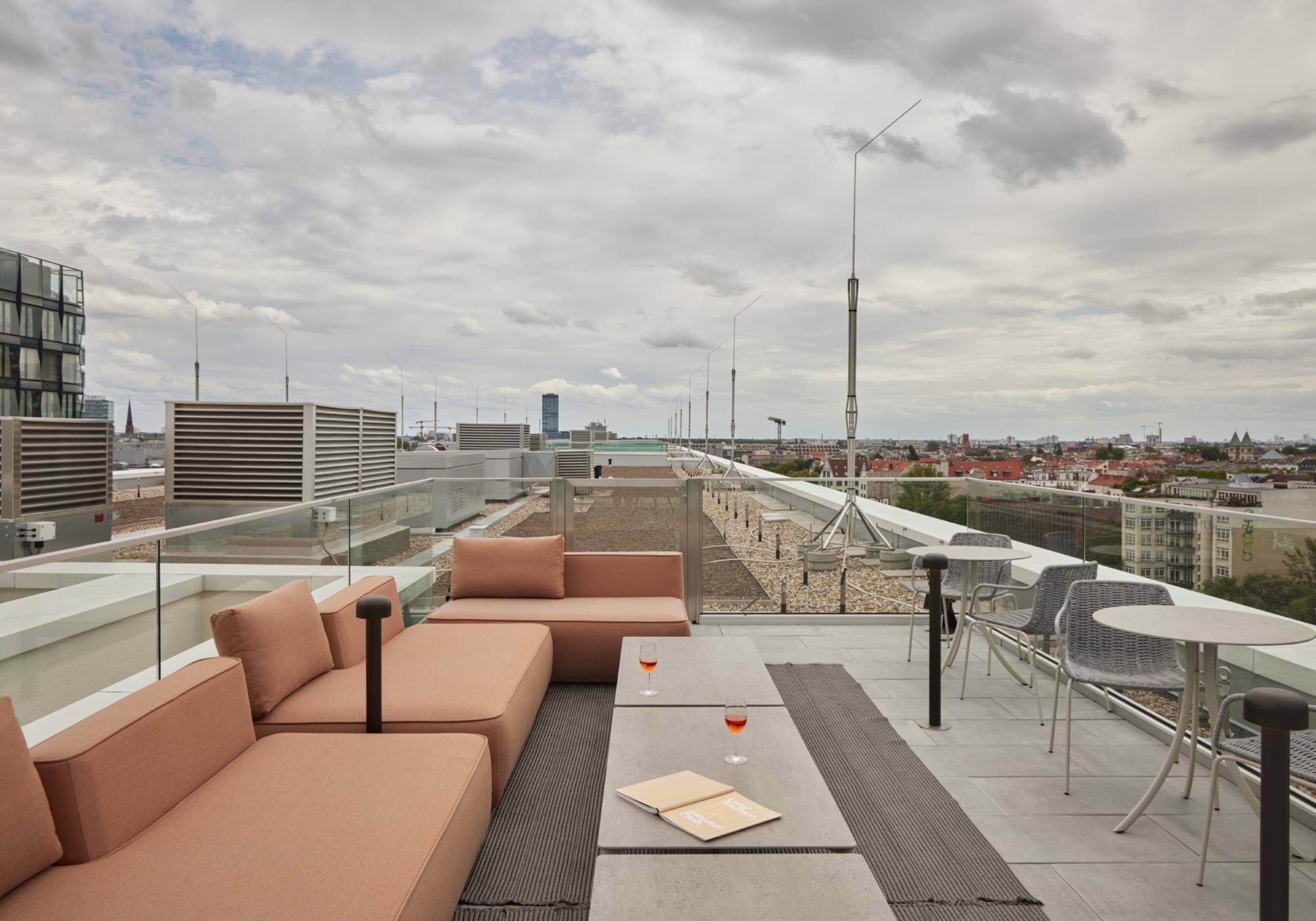 Découvrez la Suite Événementielle du 8e étage. Avec terrasse et balcon privés.