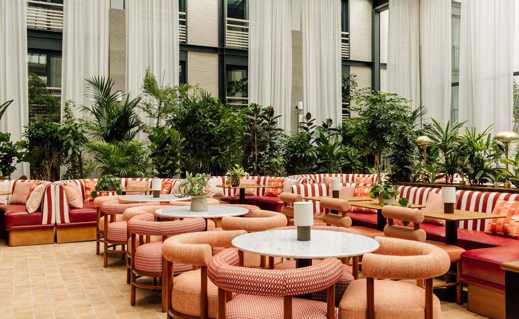 Restaurant et bar dans l’atrium.