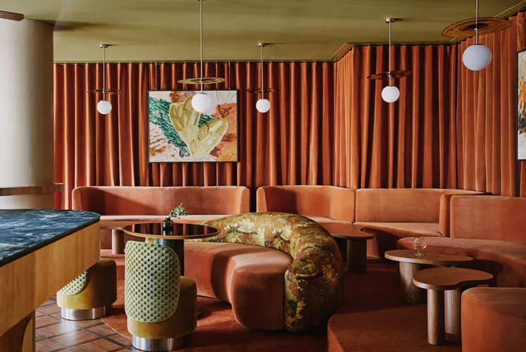 Locke am Platz, Enge