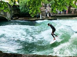 Vague de surf d'Eisbach | Appart-hôtels design, Locke
