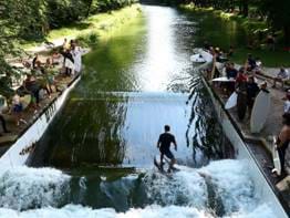 Vague de surf de Flosslände | WunderLocke, Sendling, Munich | Appart-hôtels design, Locke